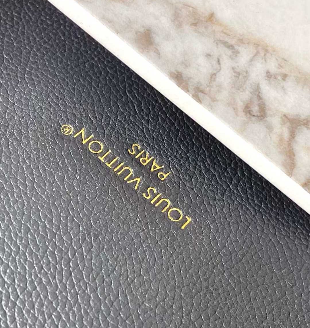 루이비통 로우 키 쿠키 백 MM 로고 각인 사진