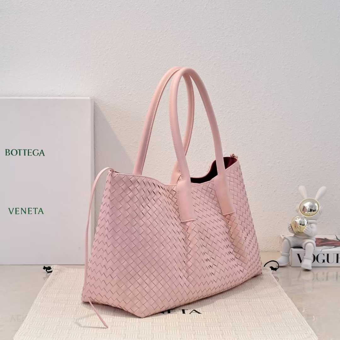 보테가베네타 피나코데카 측면 사진