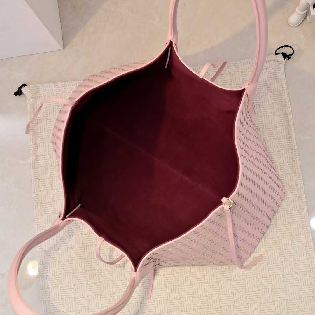 보테가베네타 피나코데카 내부 사진