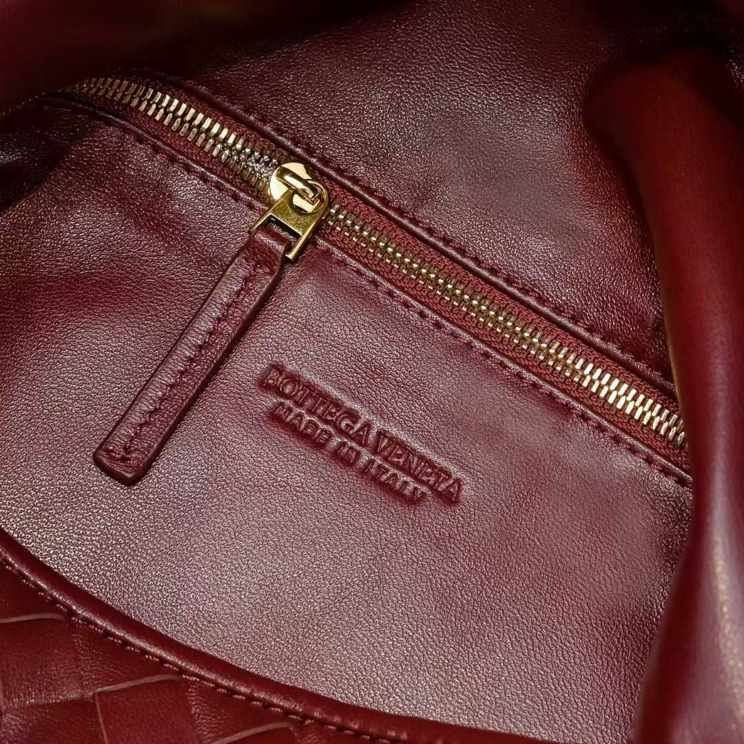 보테가베네타 라지 홉 로고 각인 사진