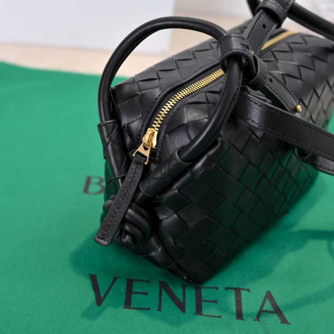 보테가베네타 미니 루프 카메라 백 디테일 사진