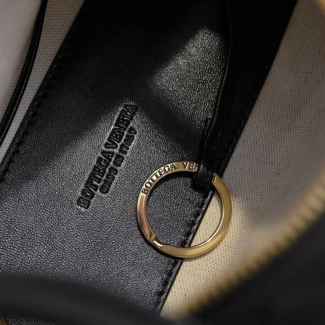 보테가베네타 미니 루프 카메라 백 내부 각인 사진
