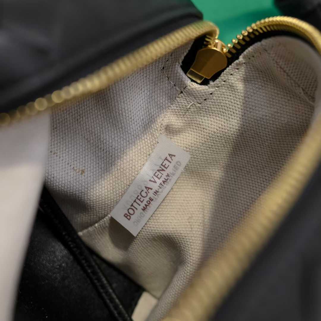 보테가베네타 미니 루프 카메라 백 내부 로고 사진