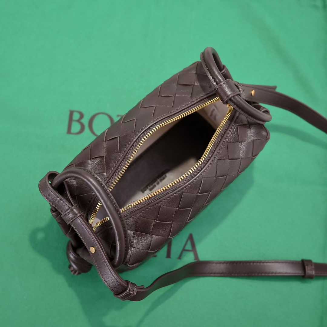 보테가베네타 미니 루프 카메라 백 내부 사진