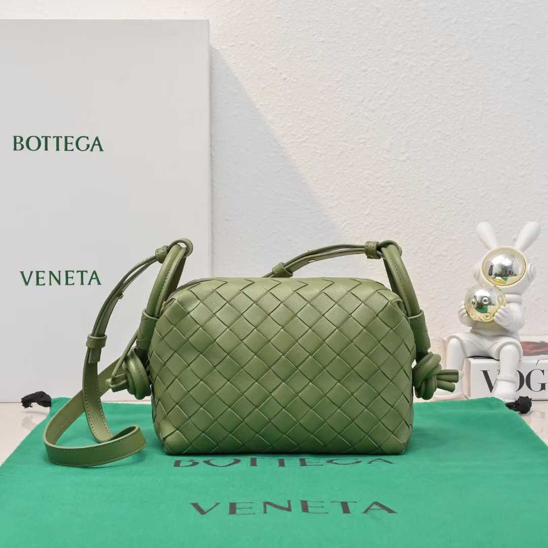 보테가베네타 미니 루프 카메라 백 정면 사진