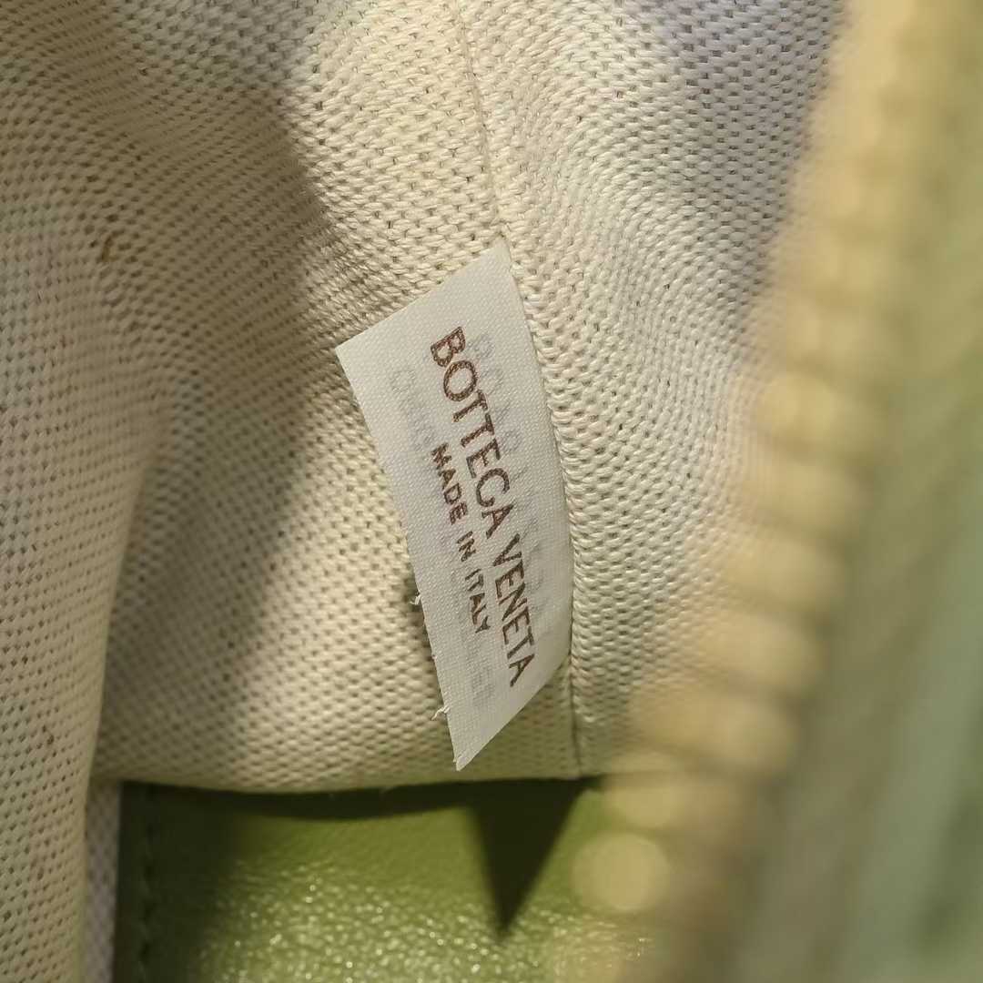 보테가베네타 미니 루프 카메라 백 내부 로고 사진