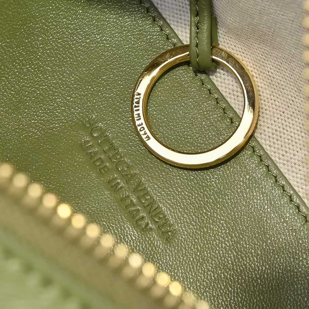 보테가베네타 미니 루프 카메라 백 로고 각인 사진