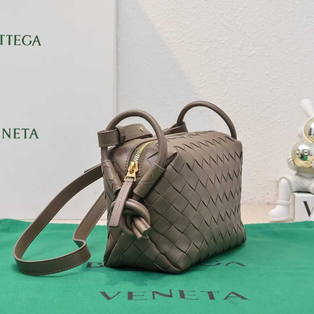 보테가베네타 미니 루프 카메라 백 측면 사진