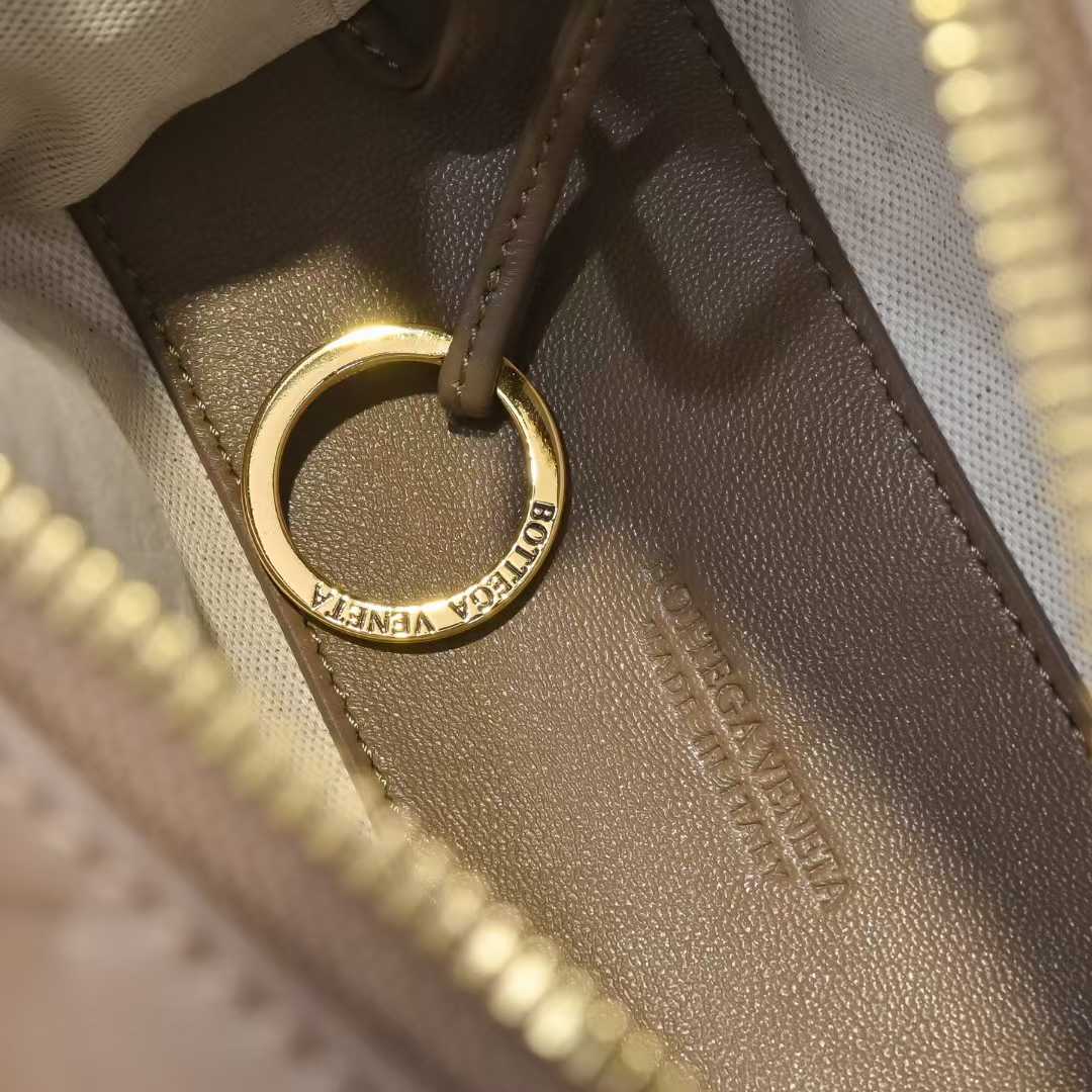 보테가베네타 미니 루프 카메라 백 내부 각인 사진