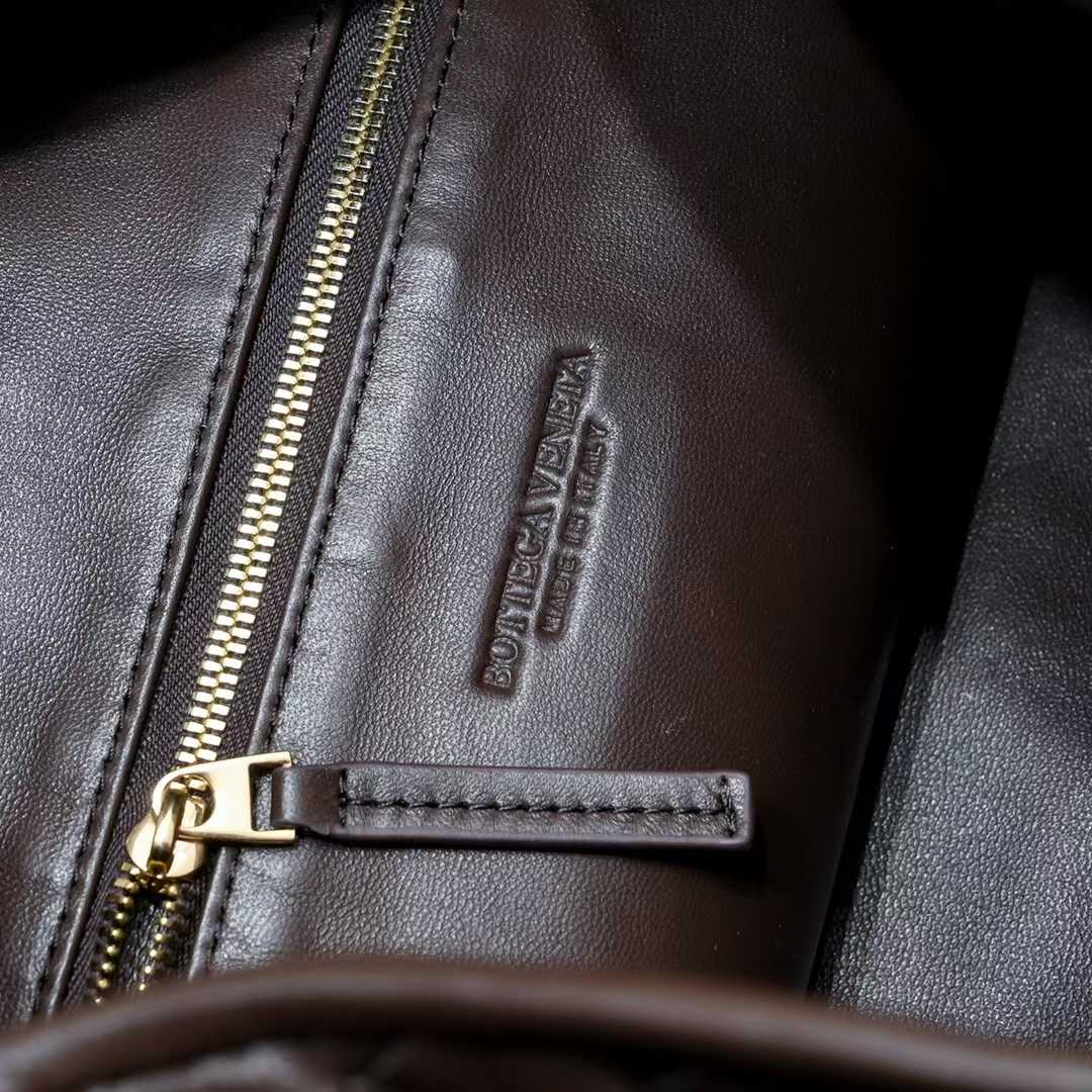 보테가베네타 라지 홉 내부 각인 사진