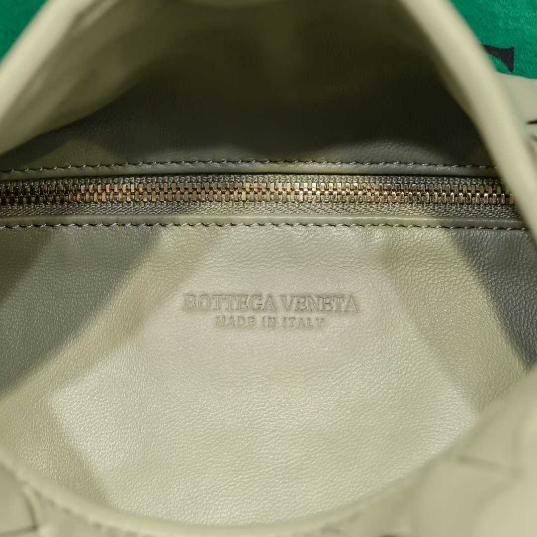 보테가베네타 라지 홉 내부 사진