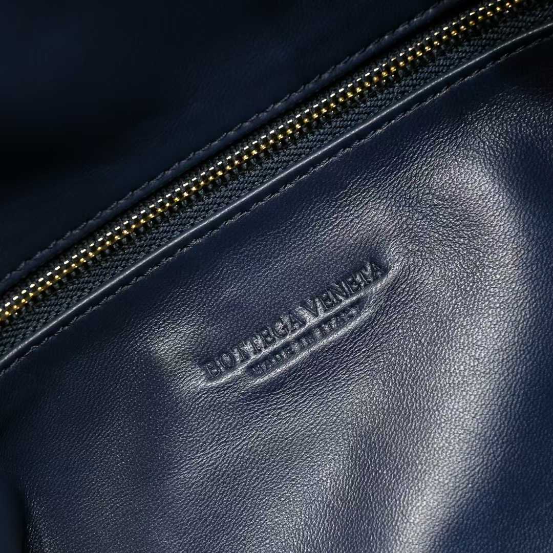 보테가베네타 라지 홉 로고 각인 사진